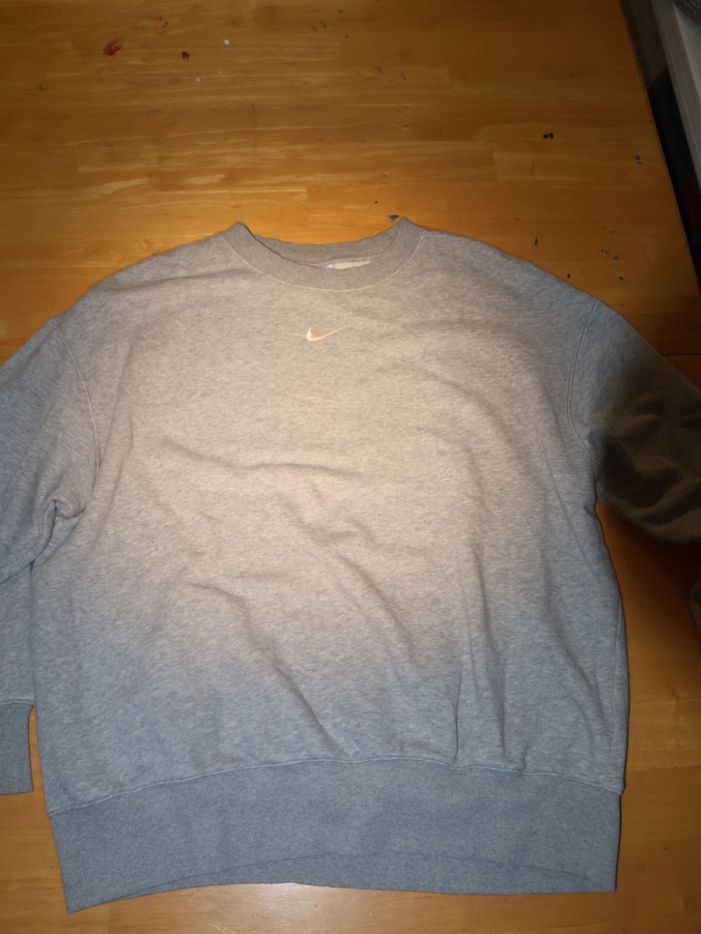 Nike women’s Light Gray Crewneck Sweatshirt with Small Swoosh